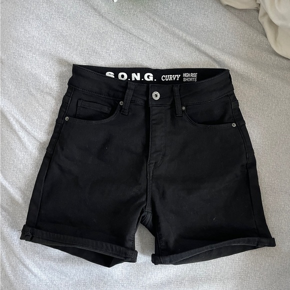 Black shorts - Picture 1 of 3